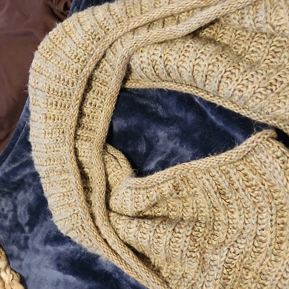 Women's Scarves - Picture 12 of 16